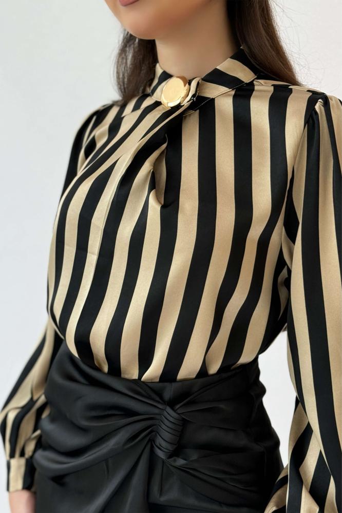 Striped round neck blouse المقاس:(M - 38)