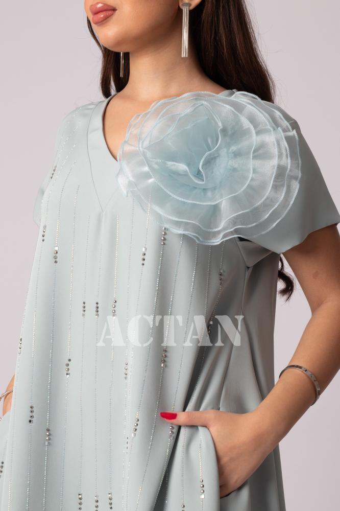 Maxi jalabiya with rose-embellished shoulder المقاس:(XXL -44)