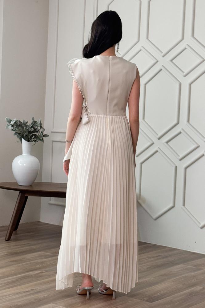 Beige pleated dress with a tie at the waist المقاس:(XL - 42)