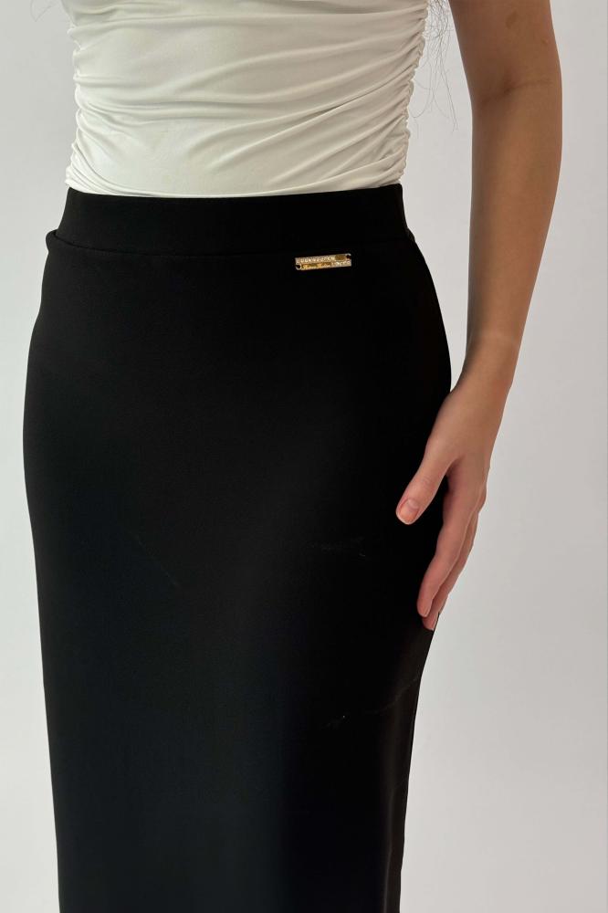 Black long, slim-fit skirt المقاس:(XXL - 44)