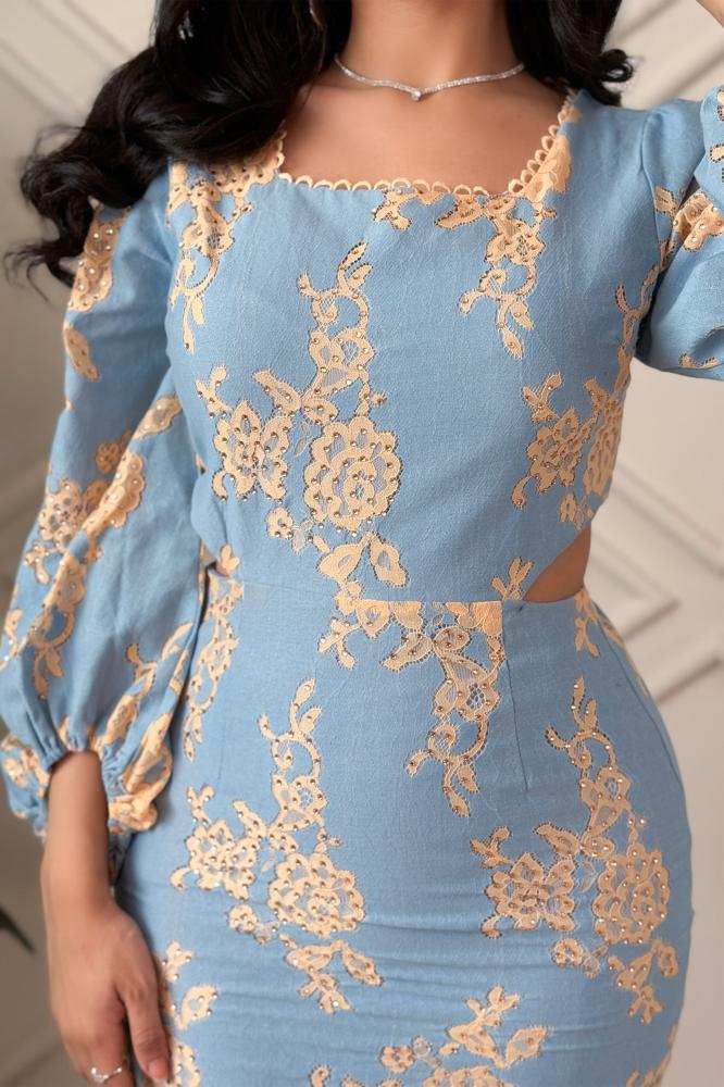 Blue lace dress with a slit at the waist المقاس:(XL - 42)