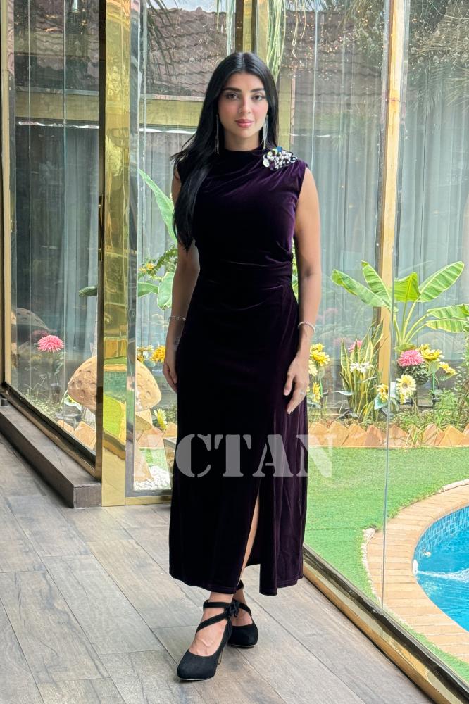 Velvet dress with a slim fit and a brooch المقاس:(XXL- 44)