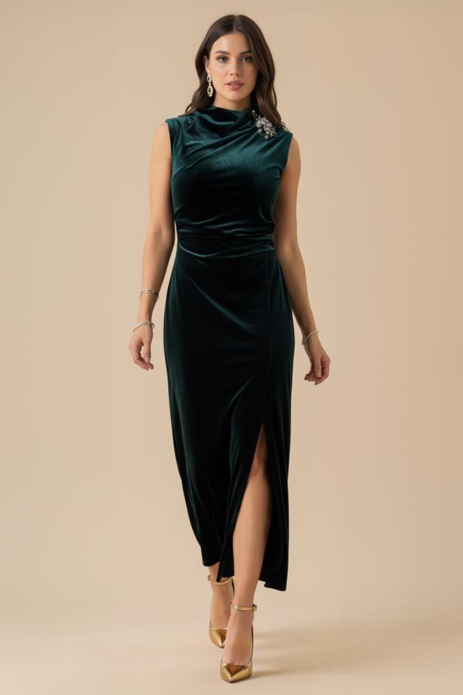 Velvet dress with a slim fit and a brooch المقاس:(L - 40)
