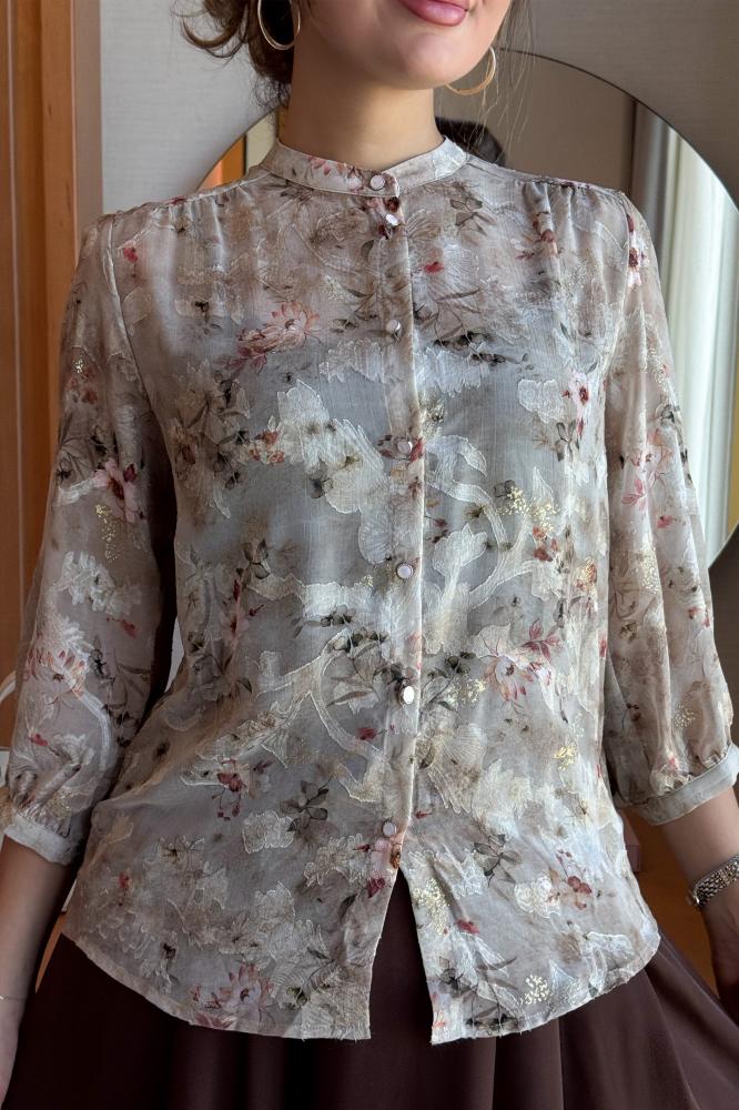 بلوزة شيفون بطبعات ورود لون بيج المقاس:(XXL - 44)