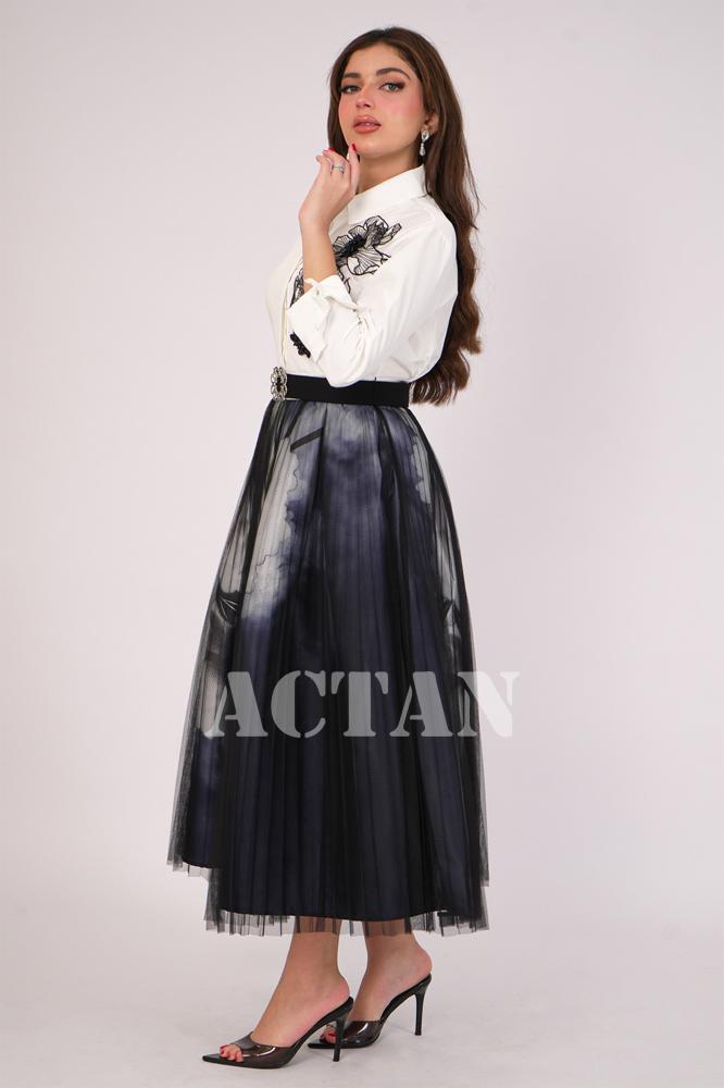 Elegant midi dress decorated with white roses المقاس:(M - 38)