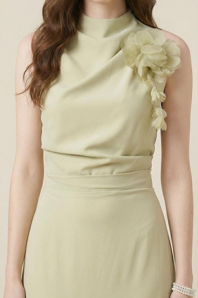 Light green draped dress with rose brooch المقاس:(L - 40)