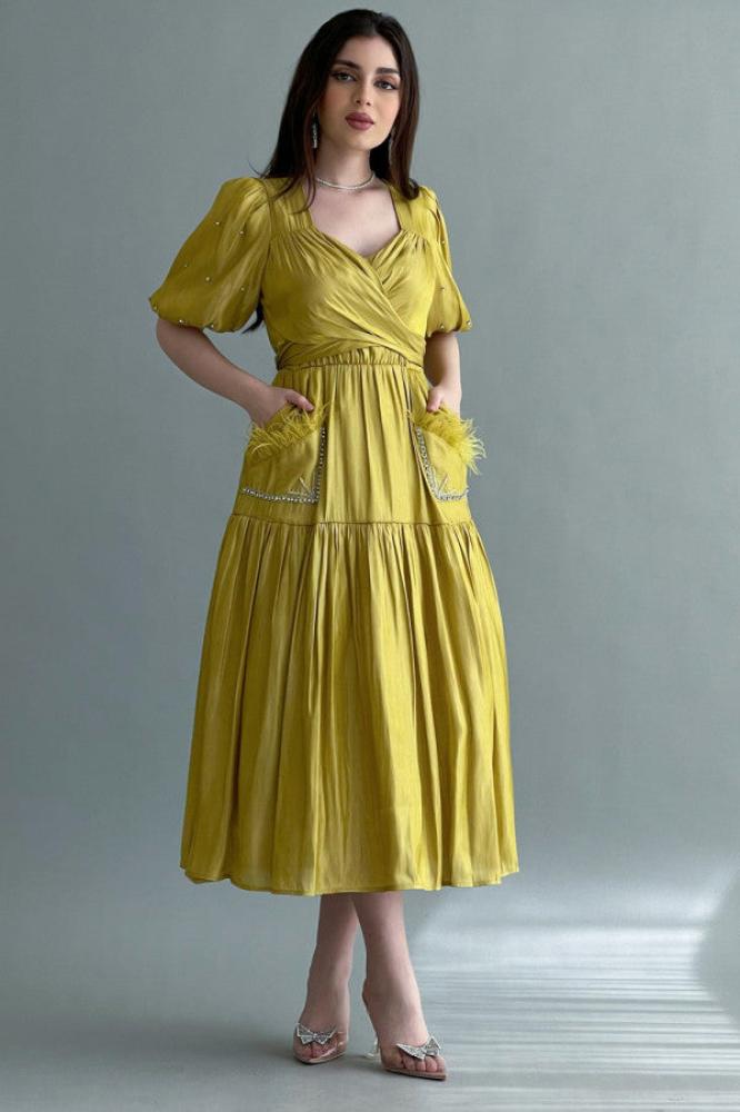 Embroidered satin midi dress in cumin المقاس:(M)