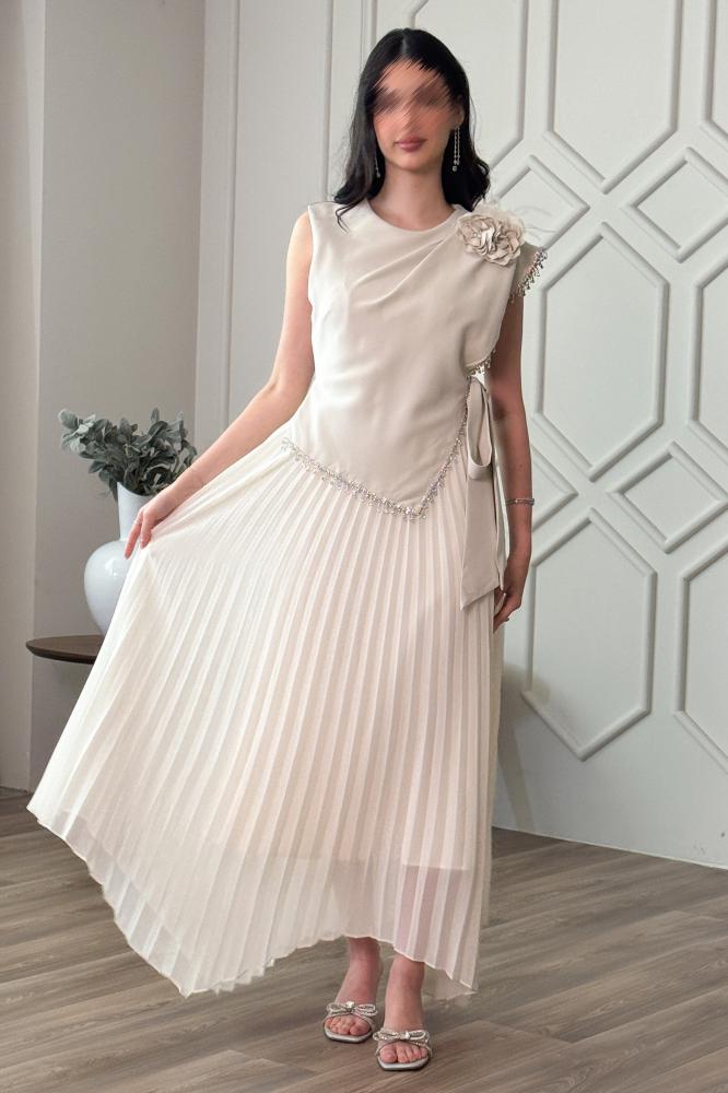 Beige pleated dress with a tie at the waist المقاس:(XL - 42)
