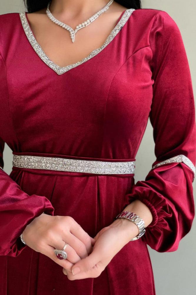 Velvet dress with crystal ribbon المقاس:(XL)
