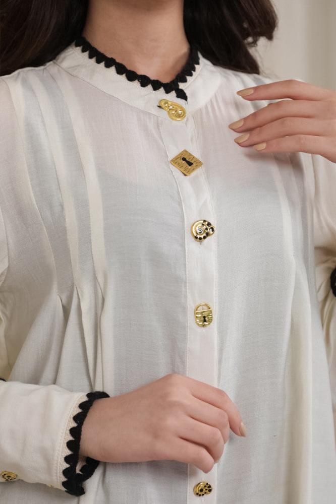Sugar-colored pleated shirt with gold-tone buttons المقاس:(L)