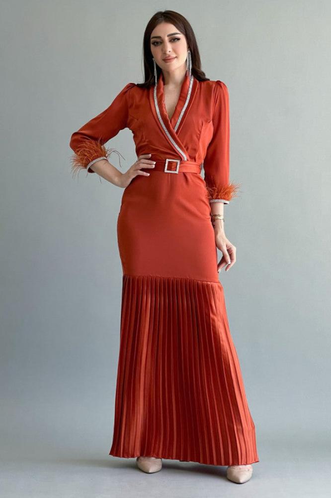 Brick-colored satin pleated dress with crystal ribbon and feathers المقاس:(M)