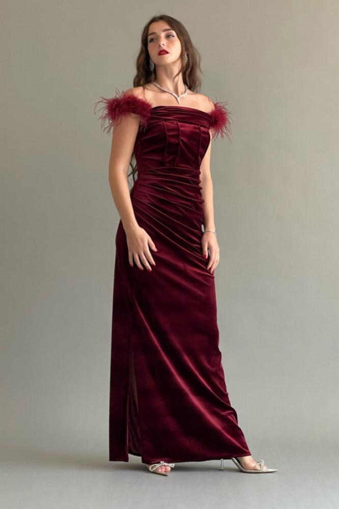 Off-shoulder velvet dress with burgundy feathers المقاس:(M)