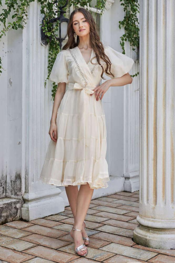 Contrasting layered dress with puff sleeves in sugar color المقاس:(L - 40)