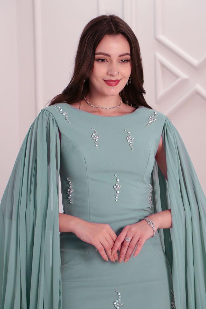 Light green crystal embellished midi dress المقاس:(L)