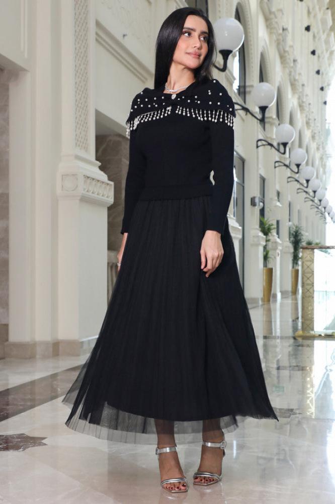 Black pearl embellished midi dress المقاس:(L - 40)