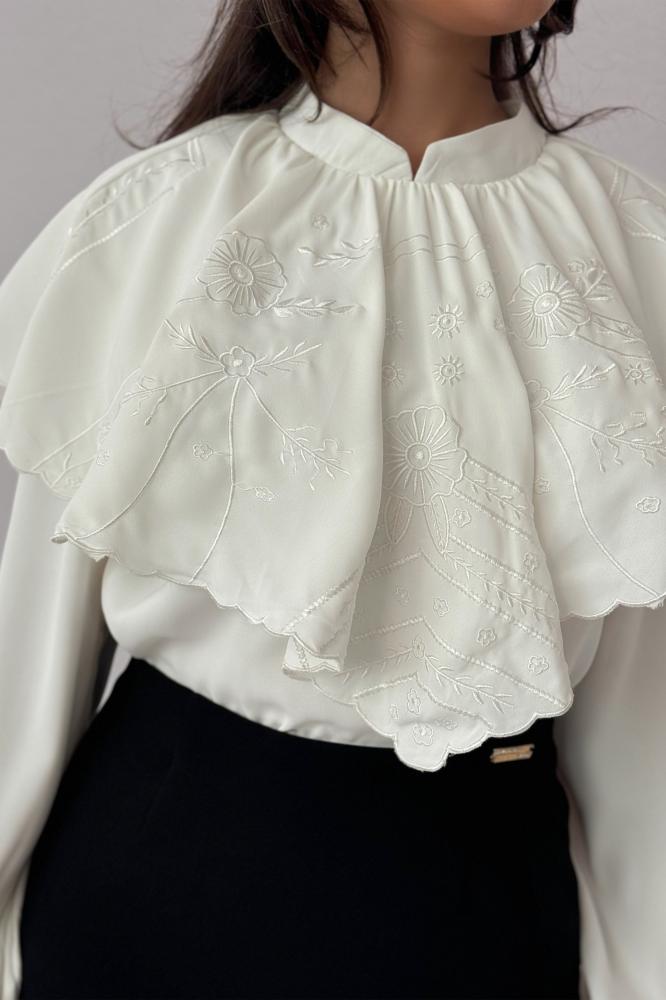 White crepe blouse with embroidered ruffle neck المقاس:(L)