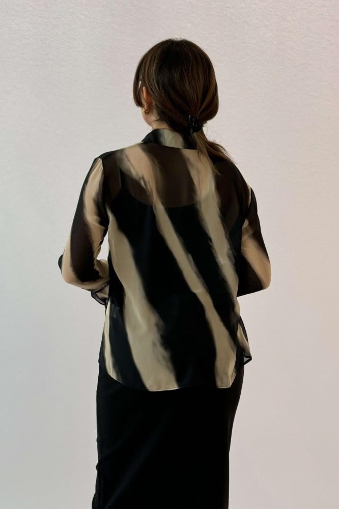 Black wavy striped shirt المقاس:(M - 38)
