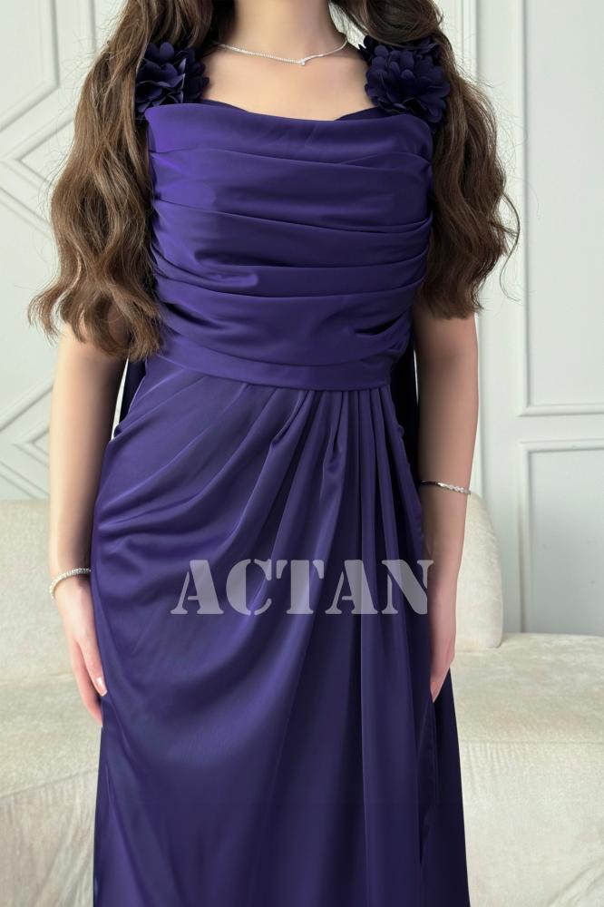 Long pleated dress with purple floral appliqués المقاس:(L)