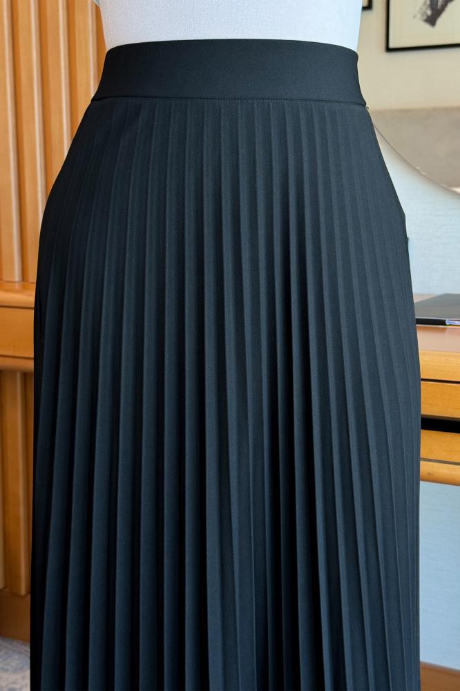 Black pleated maxi skirt المقاس:(S - 36)