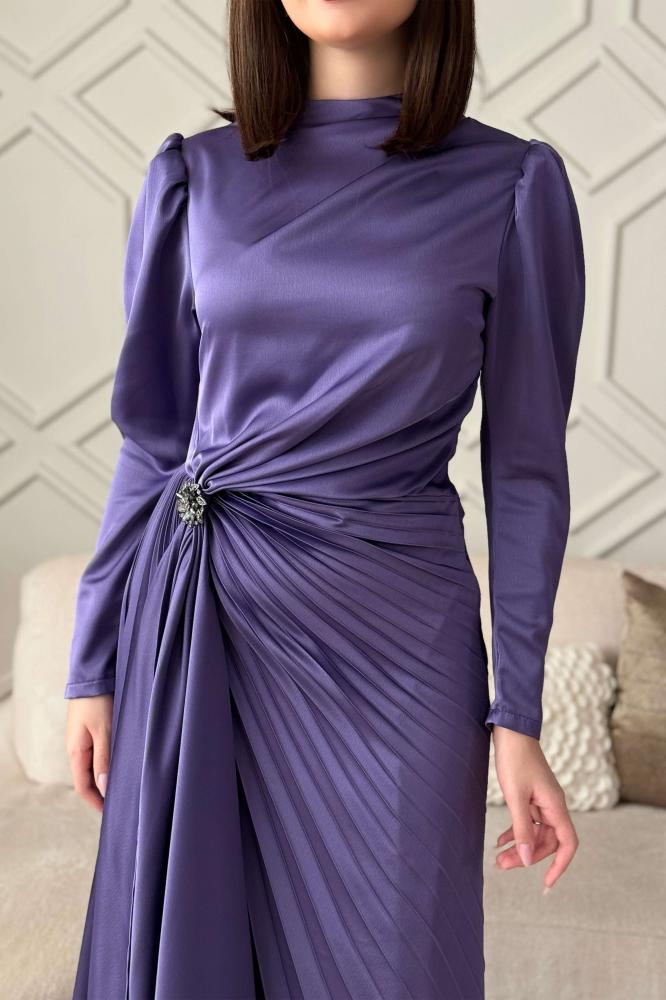 Long pleated satin dress in purple المقاس:(L - 40)