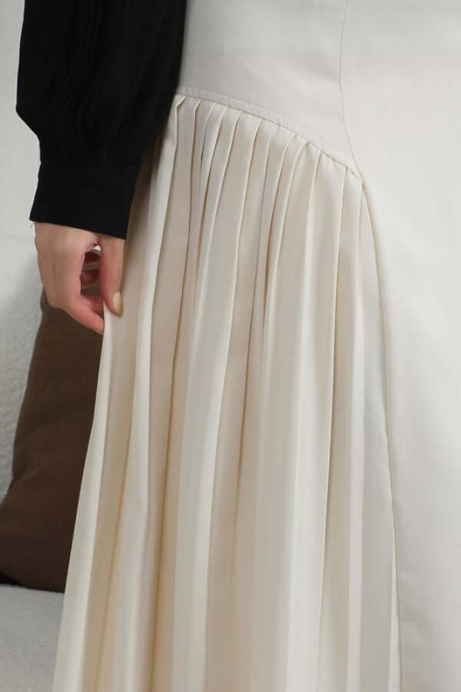 Beige pleated midi skirt المقاس:(L)