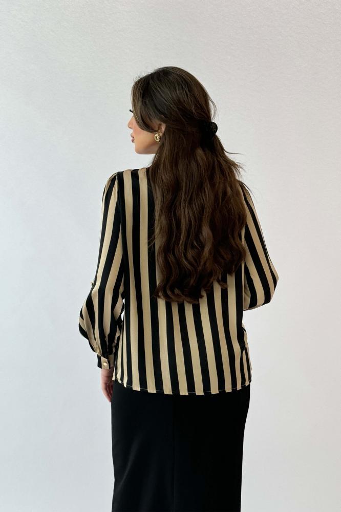 Striped round neck blouse المقاس:(M - 38)