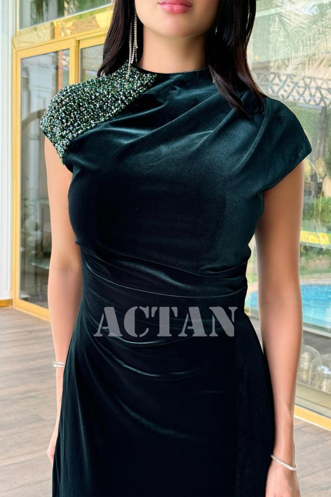 Velvet draped dress with burgundy crystal embellishment on the shoulder المقاس:(XL - 42)