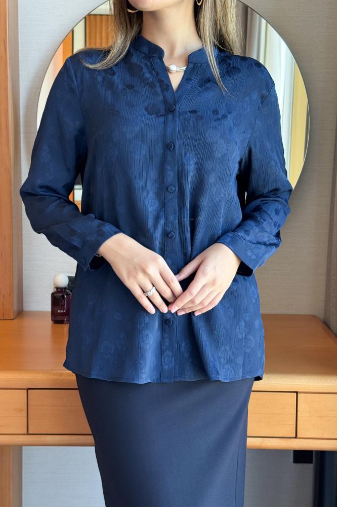 بلوزة بطبعة ورود لون كحلي المقاس:(3XL - 46)