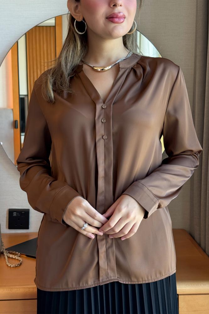 بلوزة بكسرات عند الياقة  لون بني مقاس:(3XL - 46)