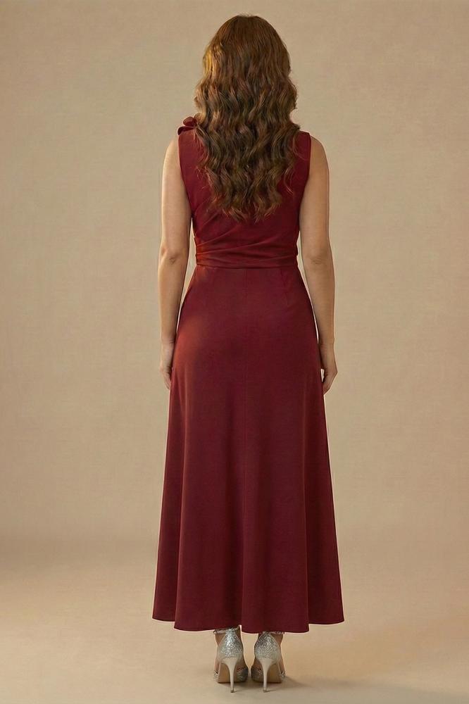 Draped dress decorated with red rose brooches المقاس:(XXL - 44)