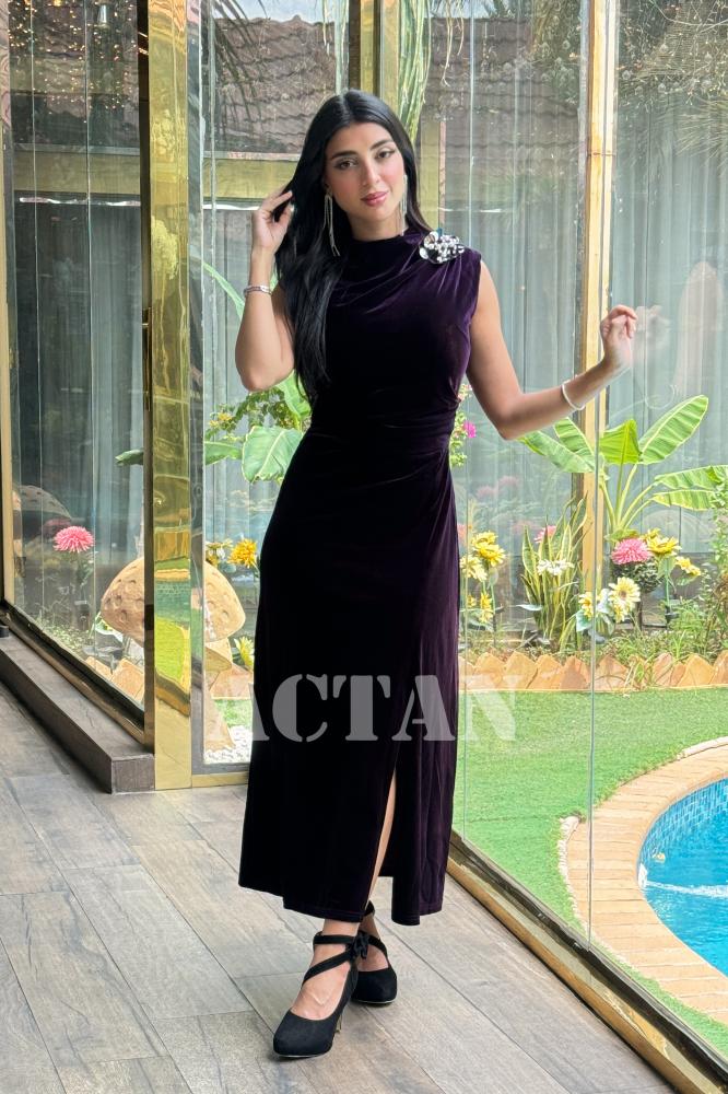 Velvet dress with a slim fit and a brooch المقاس:(XXL- 44)