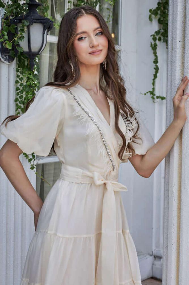 Contrasting layered dress with puff sleeves in sugar color المقاس:(L - 40)