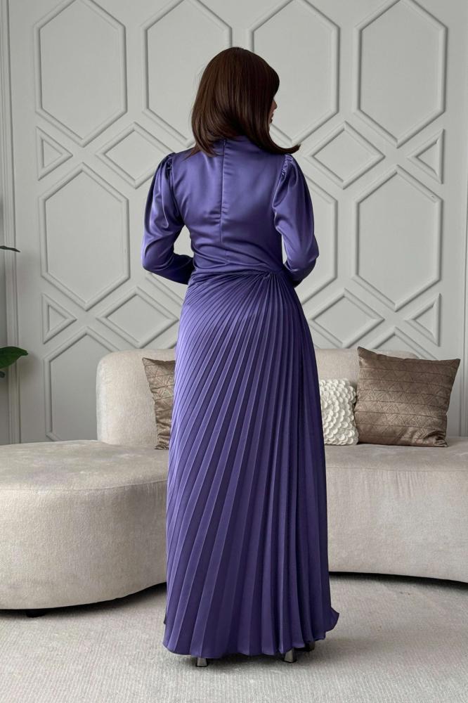 Long pleated satin dress in purple المقاس:(L - 40)