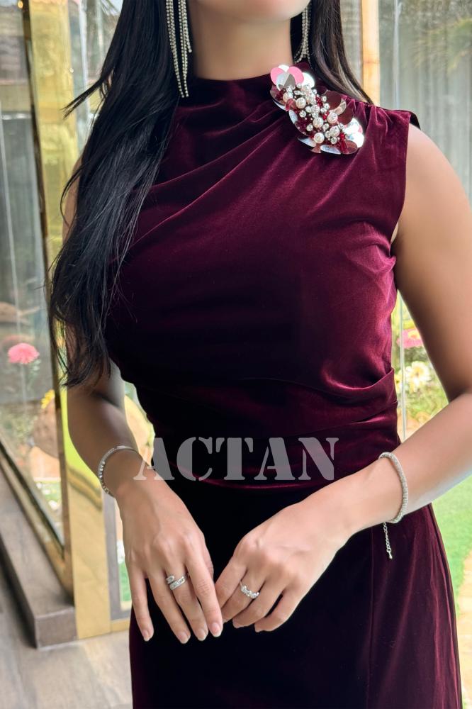 Velvet dress with a slim fit and a brooch المقاس:(L - 40)