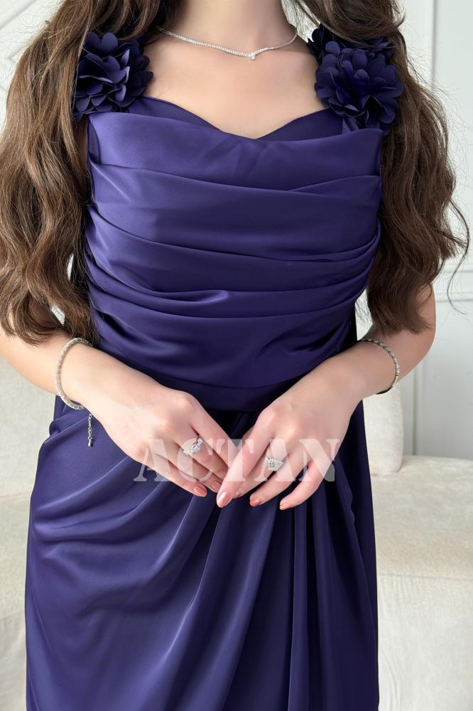 Long pleated dress with purple floral appliqués المقاس:(L)