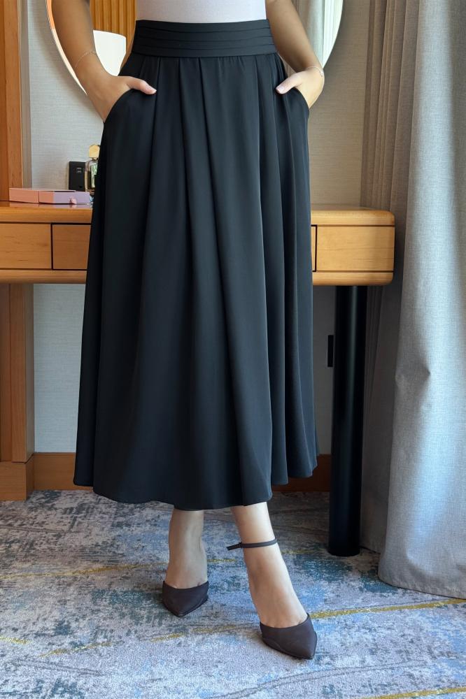 Black midi flare skirt المقاس:(XXL - 44)