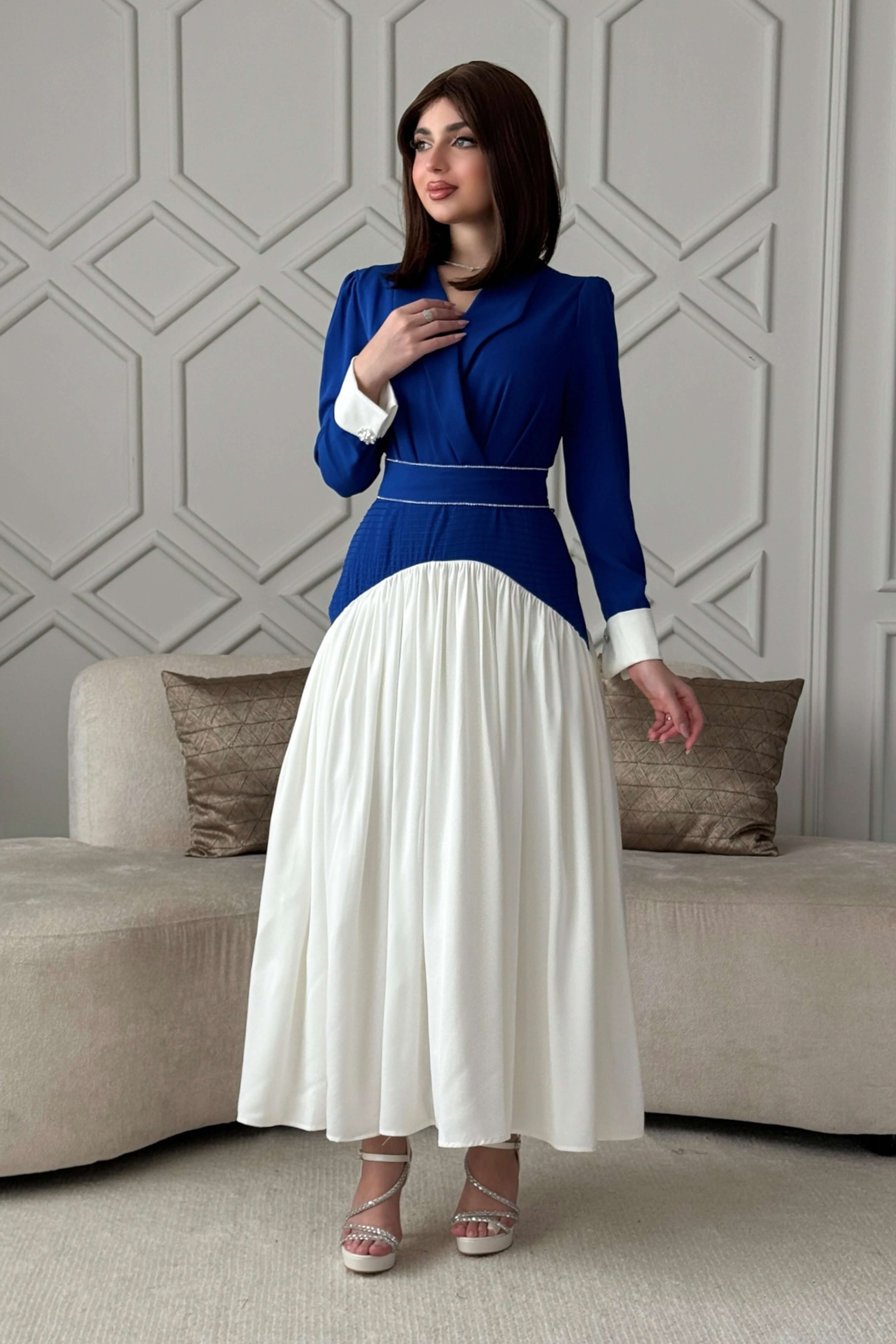 Long pleated dress with blue belt