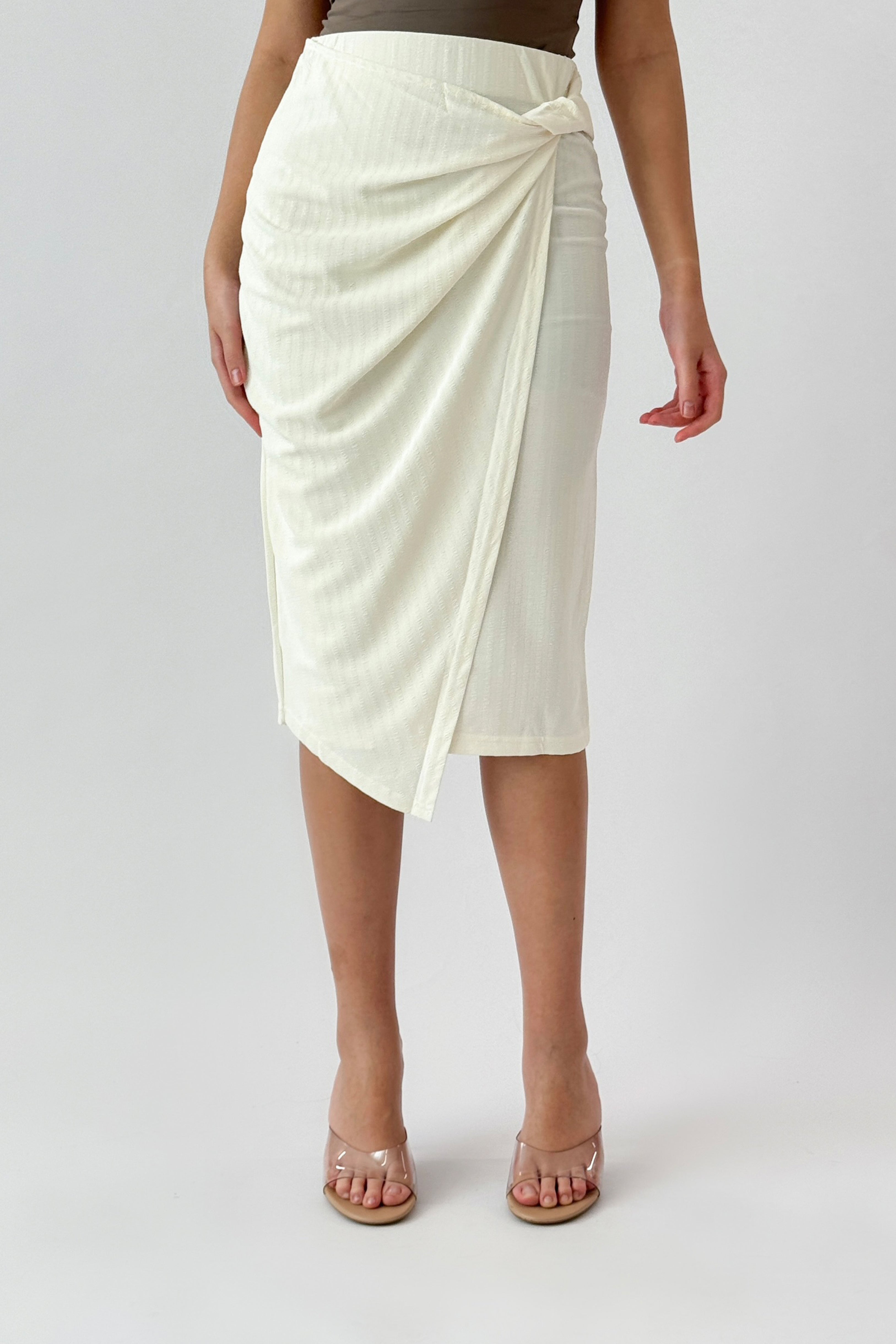 Short skirt with a wrap design and pleats in sugar color