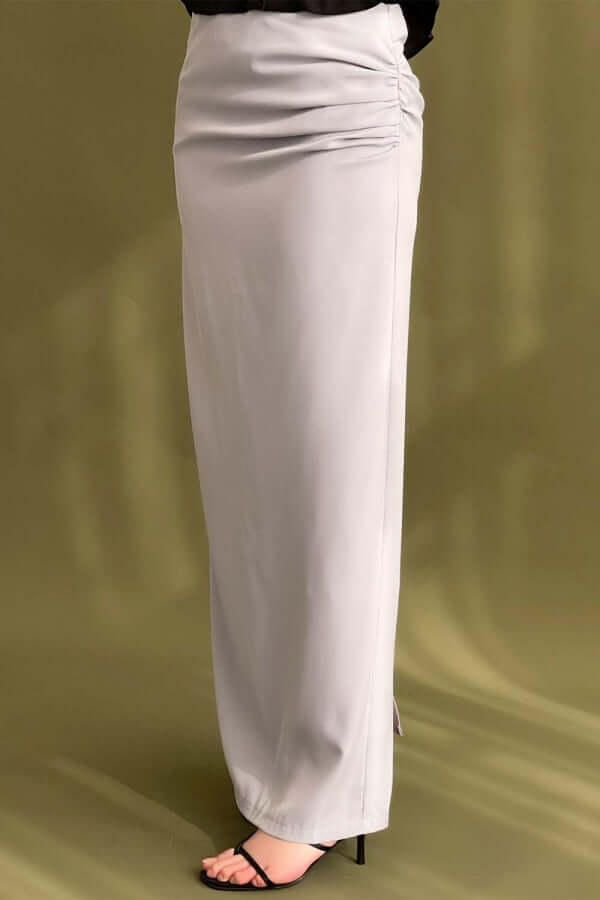 Plain skirt with a waistband in light gray