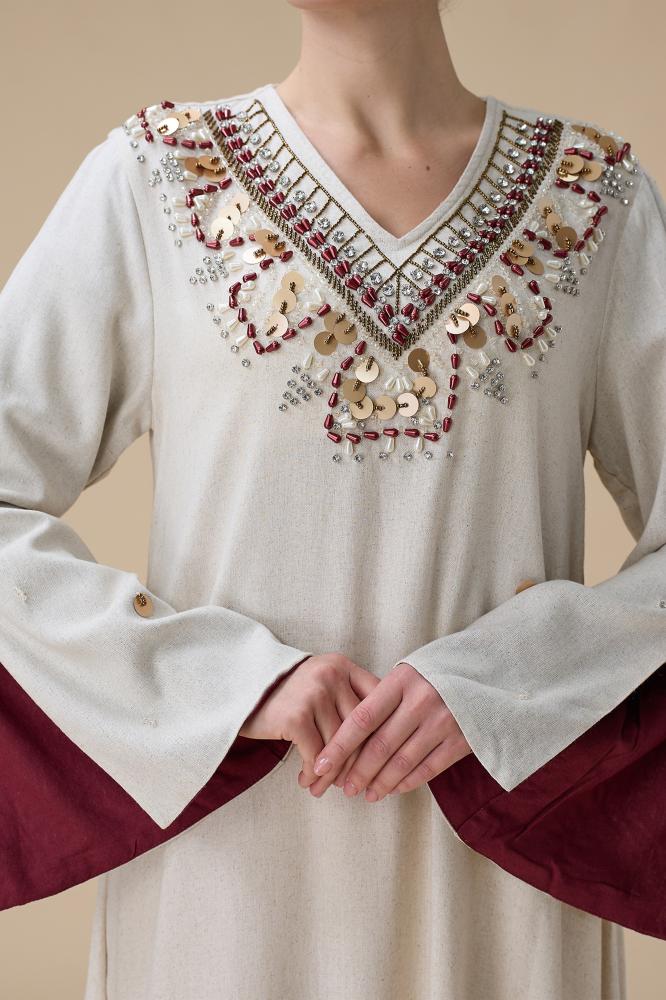 جلابية طويلة بيج طرزة بياقة فاخرة المقاس:(XXL - 44)
