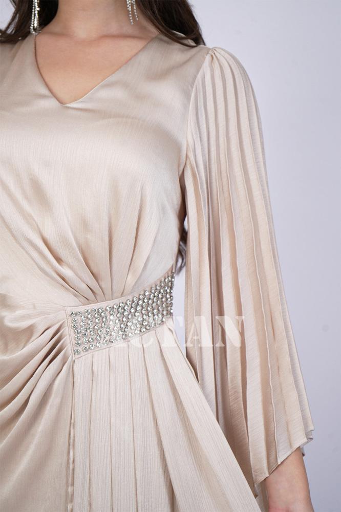 Beige pleated maxi dress with side slit المقاس:(XL - 42)