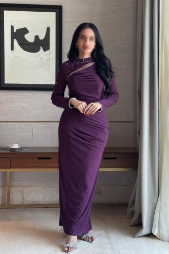Burgundy pleated bodycon dress with slit at the chest المقاس:(XL - 42)