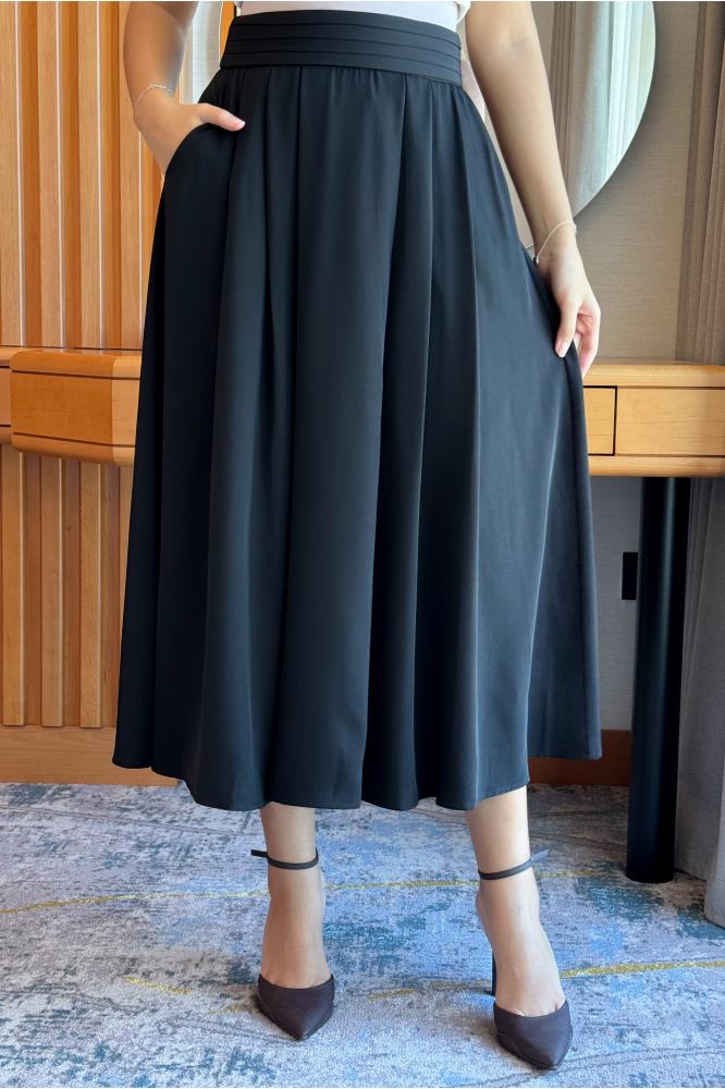 Black midi flare skirt المقاس:(XXL - 44)