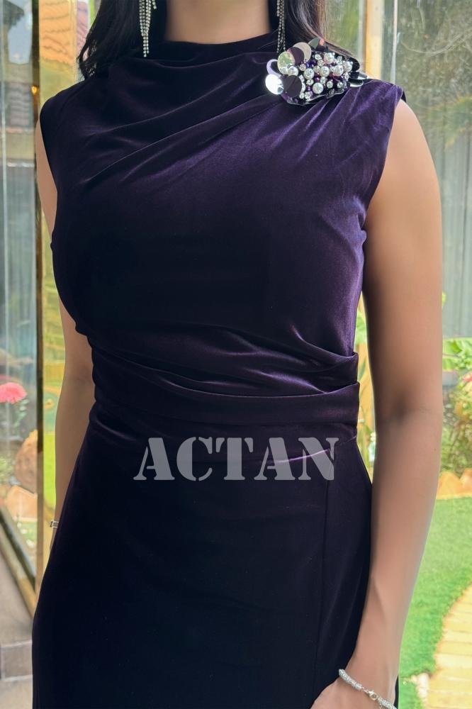 Velvet dress with a slim fit and a brooch المقاس:(XXL- 44)