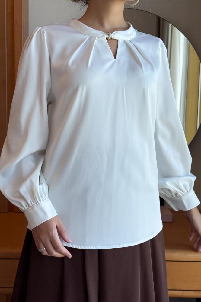 بلوزة بزم مزينة من الياقةلون ابيض مقاس:(XL - 42)