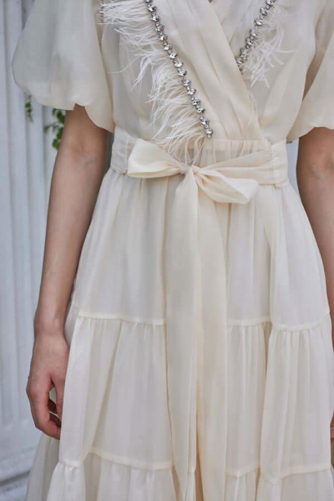Contrasting layered dress with puff sleeves in sugar color المقاس:(L - 40)