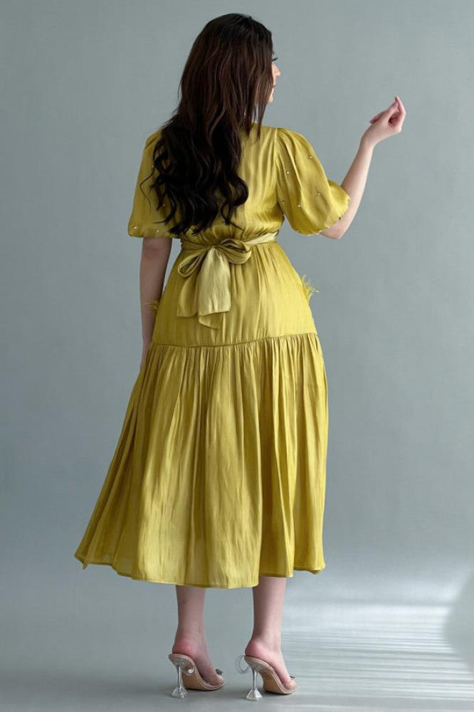 Embroidered satin midi dress in cumin المقاس:(M)