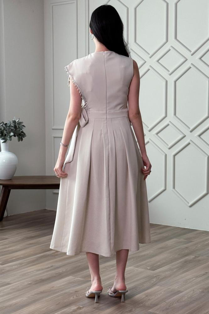 Beige floral brooch tie midi dress المقاس:(L - 40)
