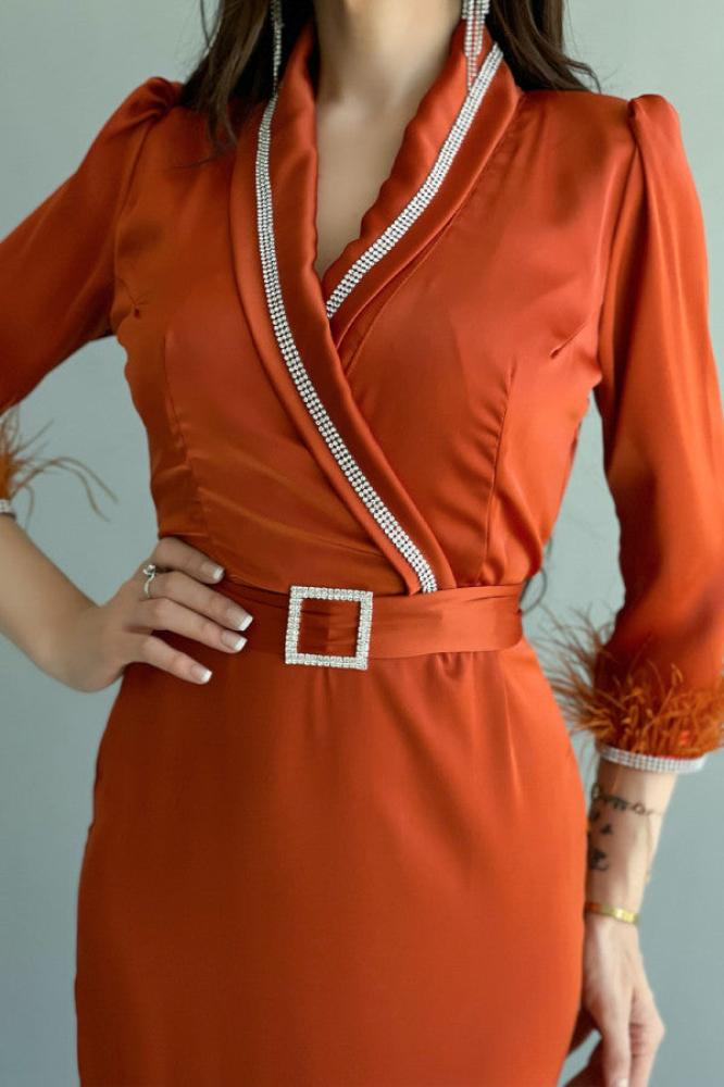 Brick-colored satin pleated dress with crystal ribbon and feathers المقاس:(M)