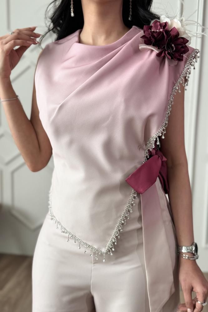 Jumpsuit with a tie at the waist and decorated with a brooch المقاس:(XL - 42)